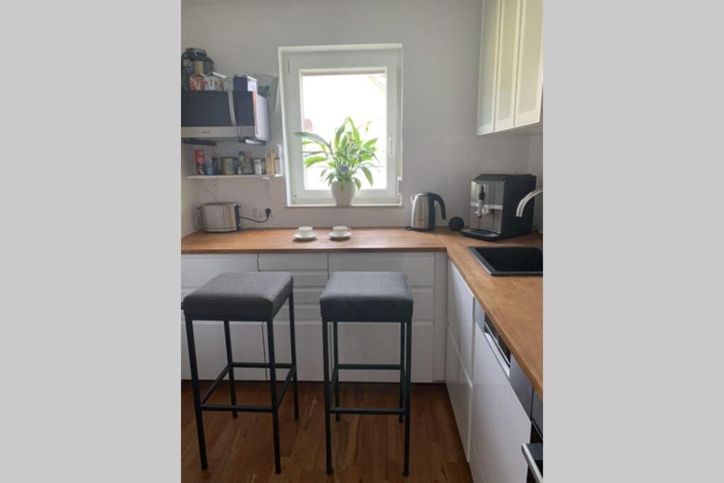 Gemuetliche 3 Zimmer Wohnung Mit Grosszuegiger Terrasse Im Gruenen Reutlingen Esterno foto