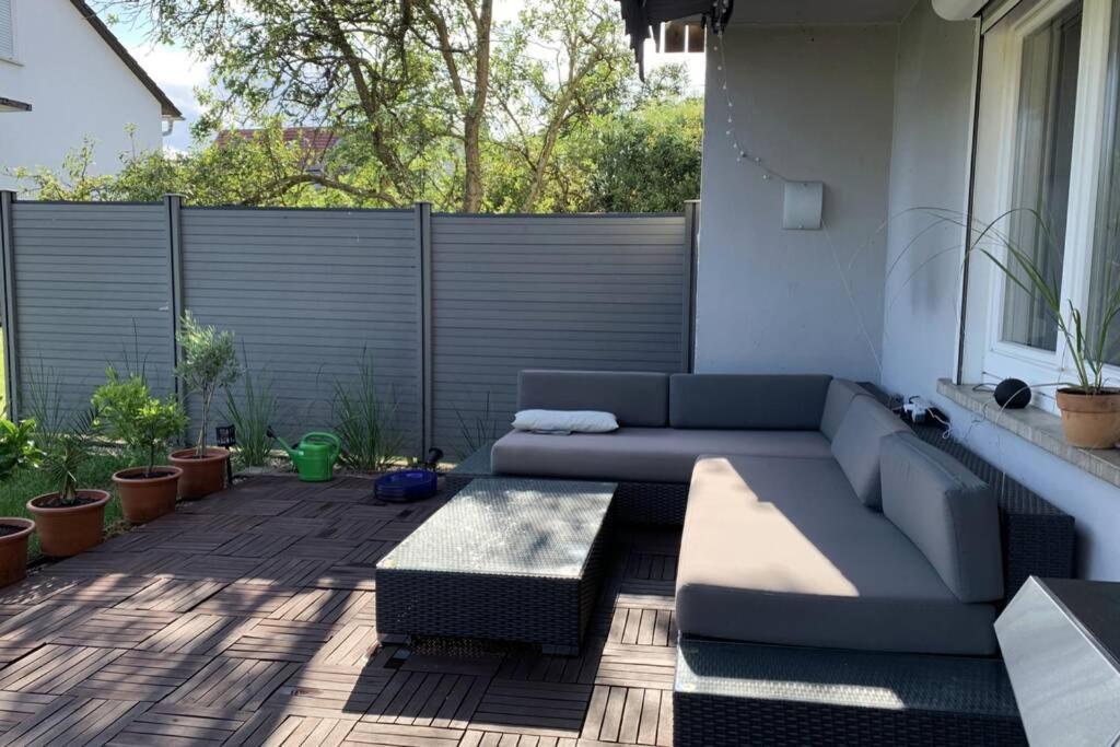 Gemuetliche 3 Zimmer Wohnung Mit Grosszuegiger Terrasse Im Gruenen Reutlingen Esterno foto