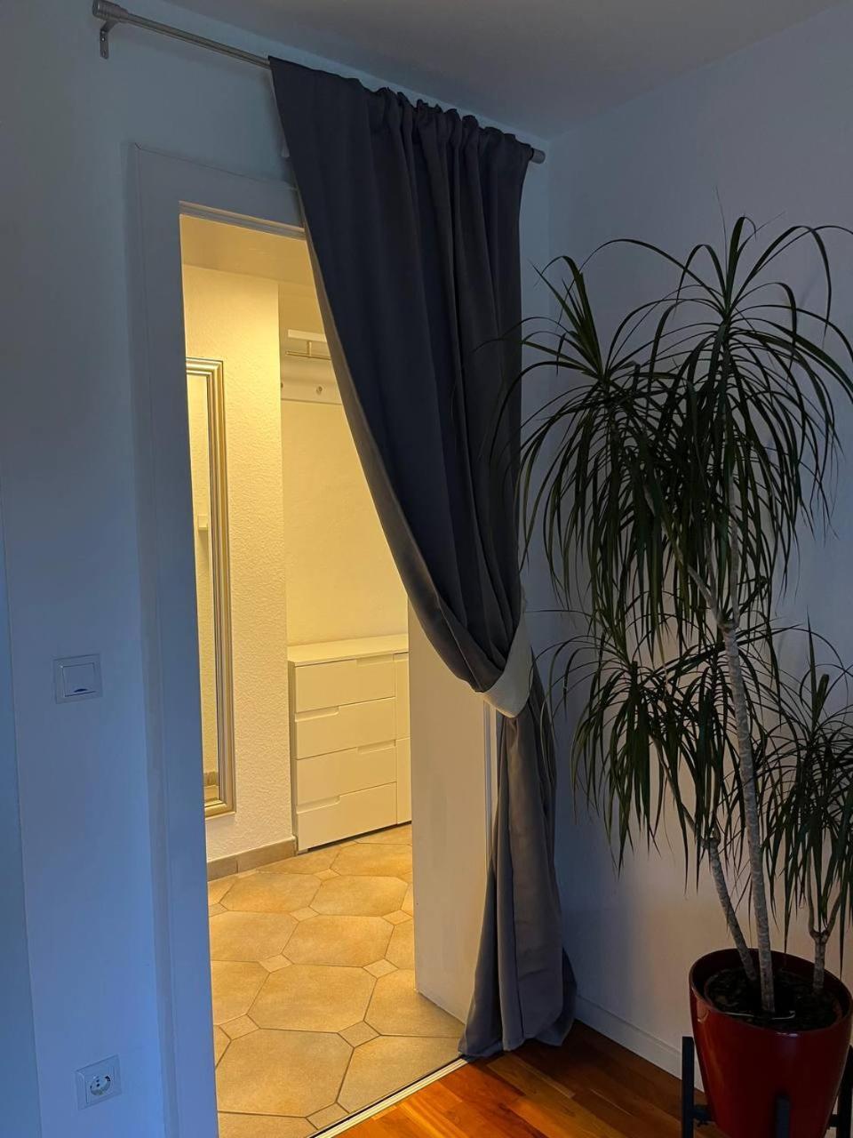 Gemuetliche 3 Zimmer Wohnung Mit Grosszuegiger Terrasse Im Gruenen Reutlingen Esterno foto